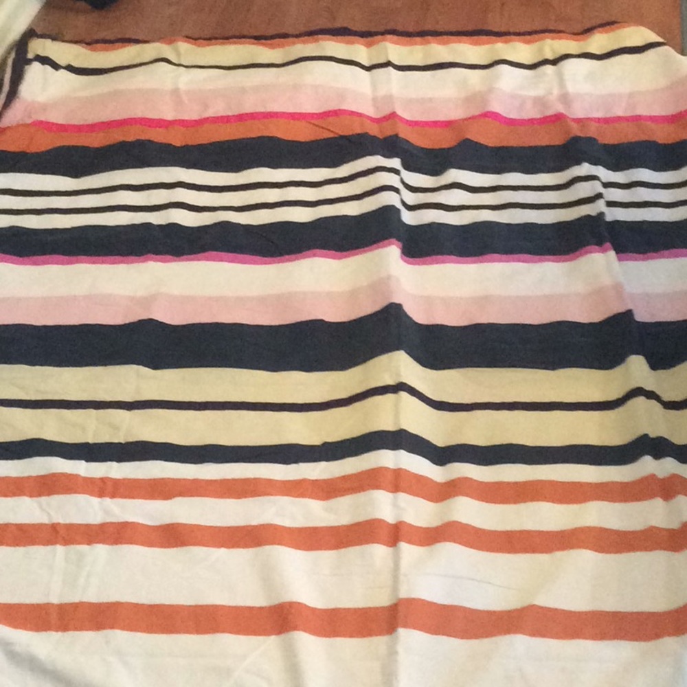 One queen size duvet cover and 3 pillowcases.